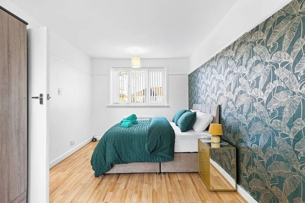 Elegant Spacious Home Close to City & Stadium
