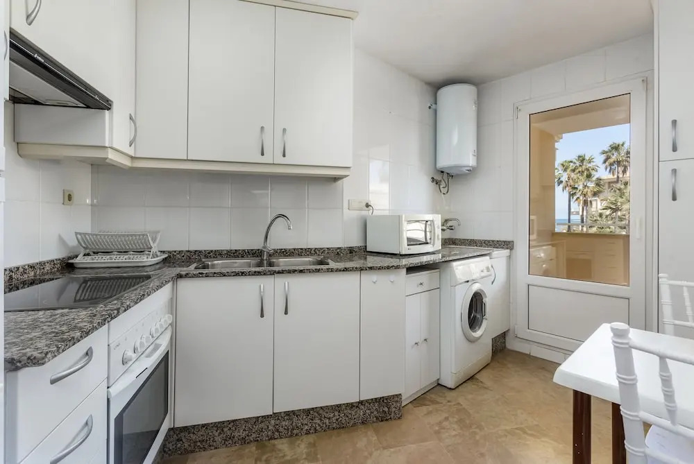 Beautiful 2-Bed first beach line apartment for 6