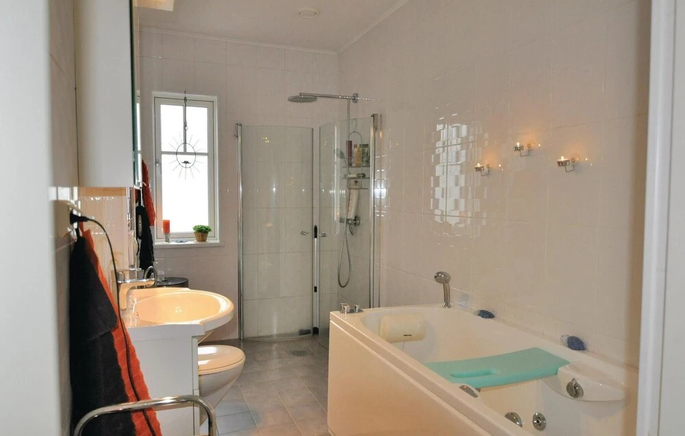 Stunning Home in Hamburgsund With 3 Bedrooms and Wifi