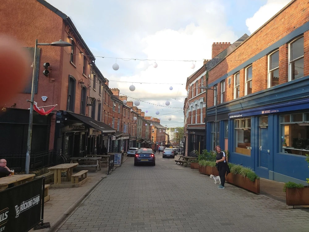 5 Guests - Helens House Derry City Centre - 3 Bed