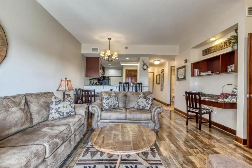 Gorgeous 2BD 2BTH Condo with Mountain Views Pool Hot Tub Game Room Close to Parkway