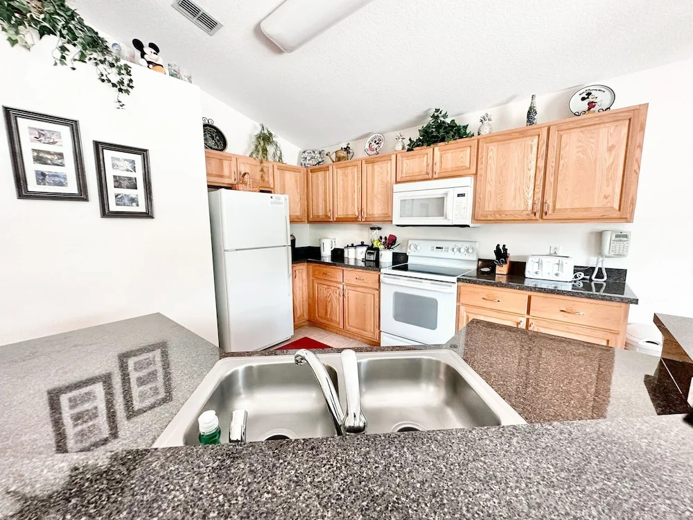 777bd - West Haven Gated Community 4 Bedroom Home by RedAwning
