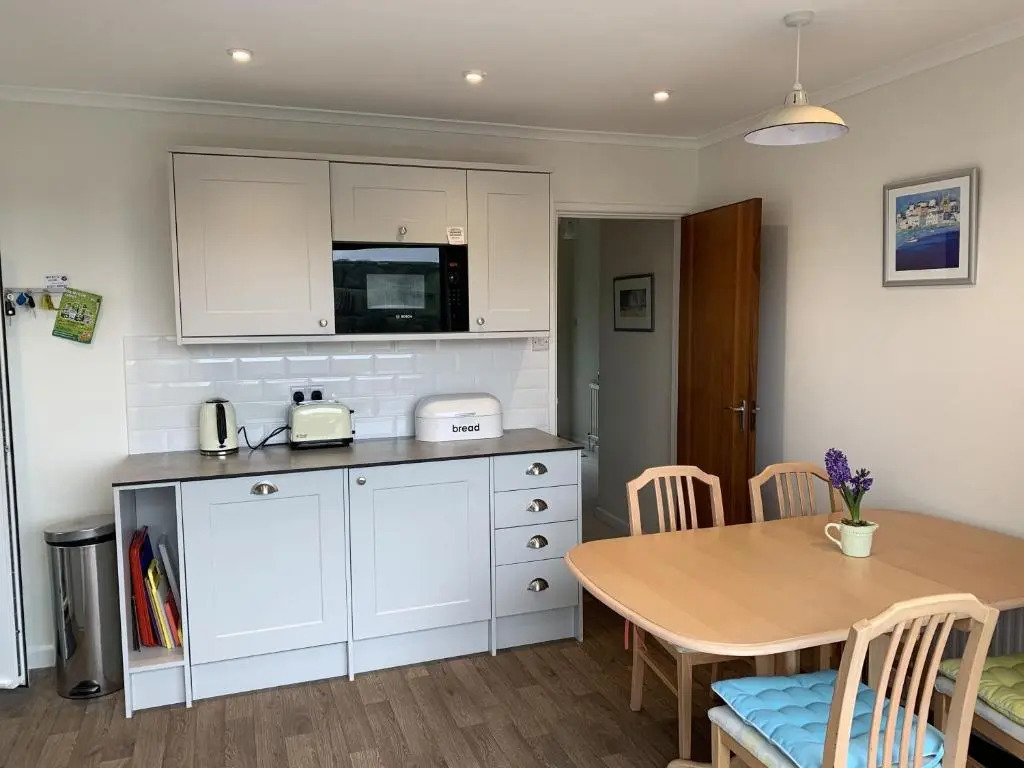 15 Churchfields - Bungalow with Estuary Views and Parking
