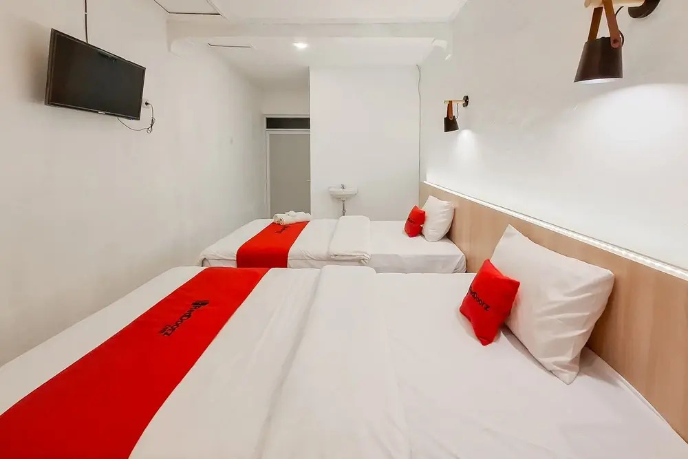 RedDoorz at Grand Mirza Near Pasar Grosir Batik Setono Pekalongan