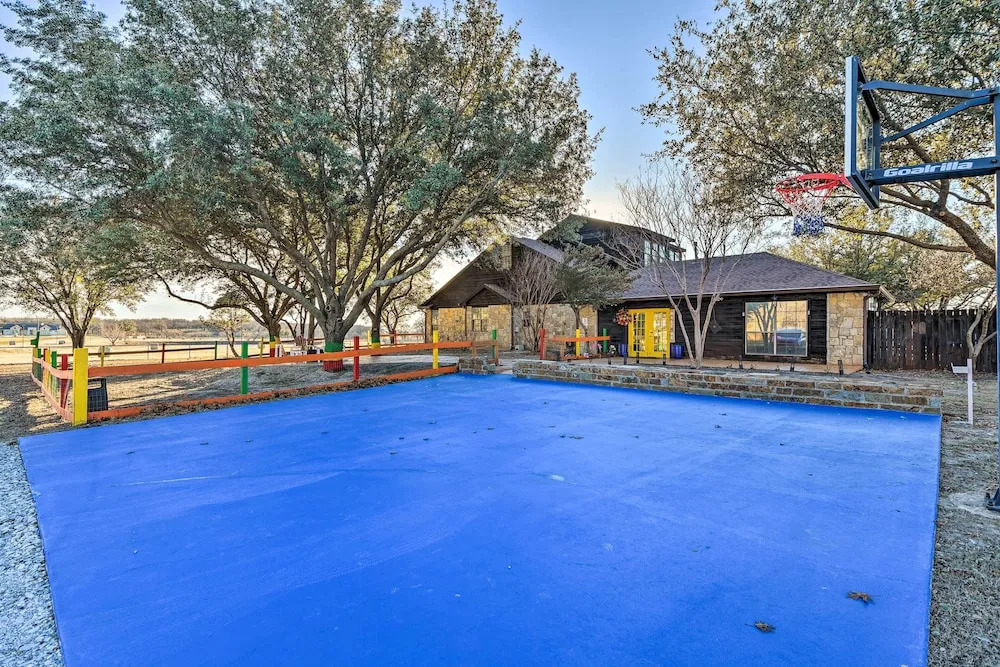 Private Pool Spacious and Vibrant Argyle Villa!