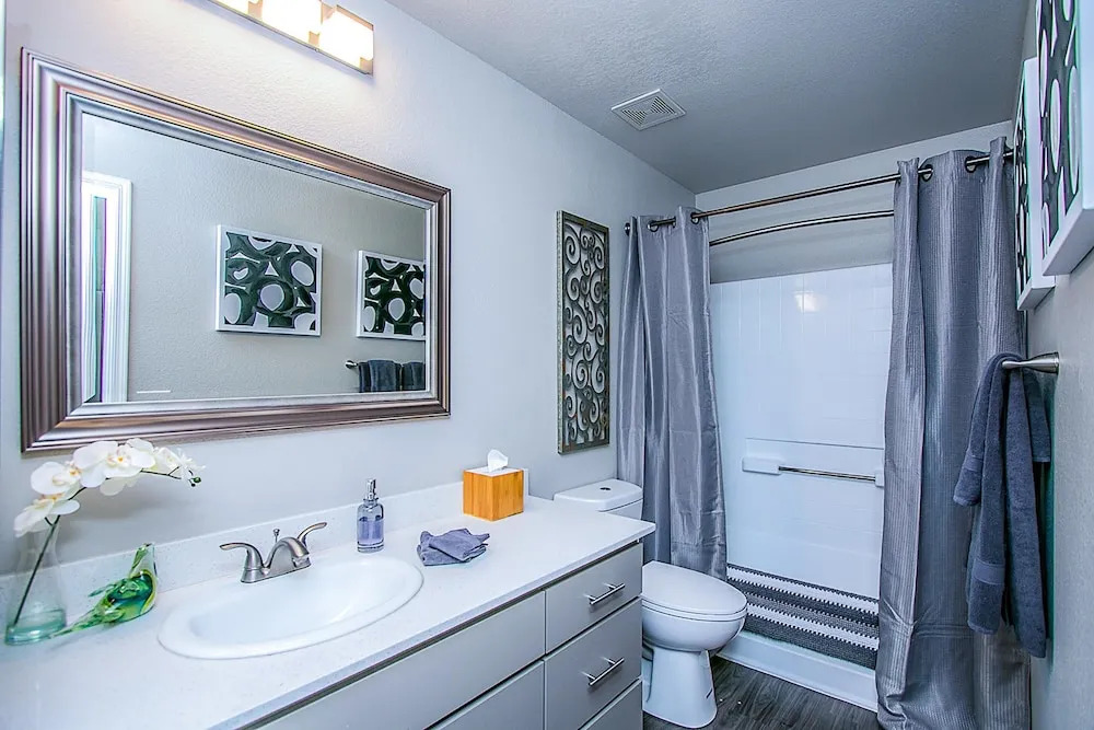 Executive King, Close to Shops, Dining, Golf w Parking 1064