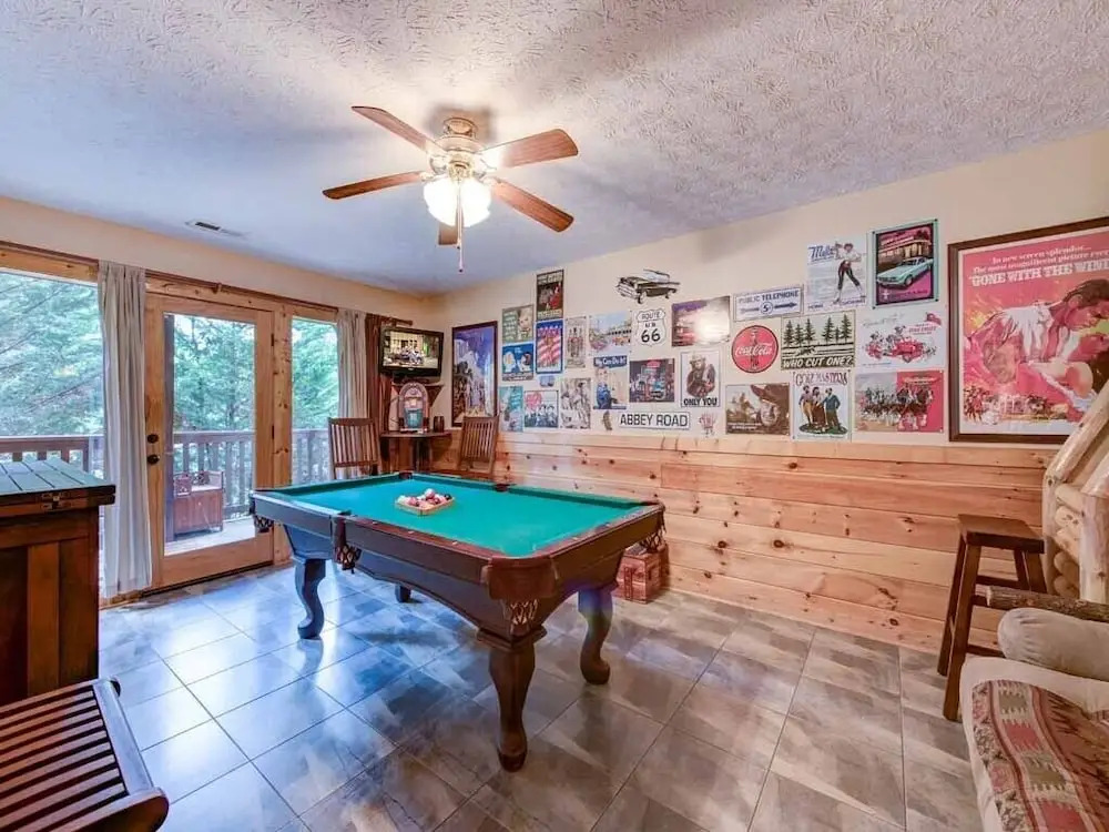 Artistic Mountain 2 Bedroom Home with Hot Tub