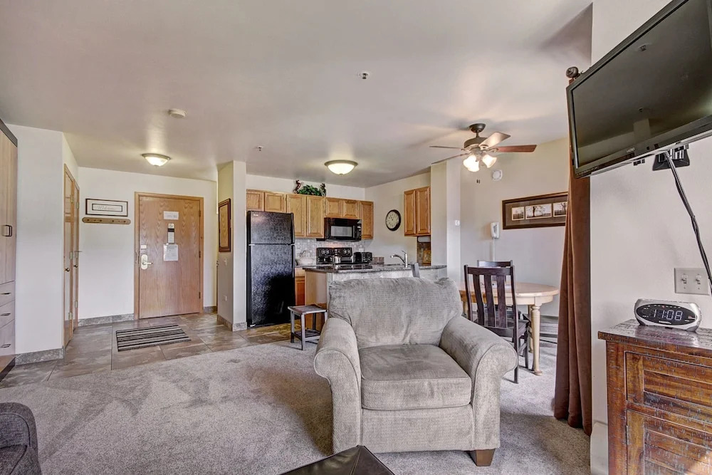 Bright Scenic Studio Walk To Ski And Apres-ski - Sleeps 4 Studio Bedroom Condo by RedAwning