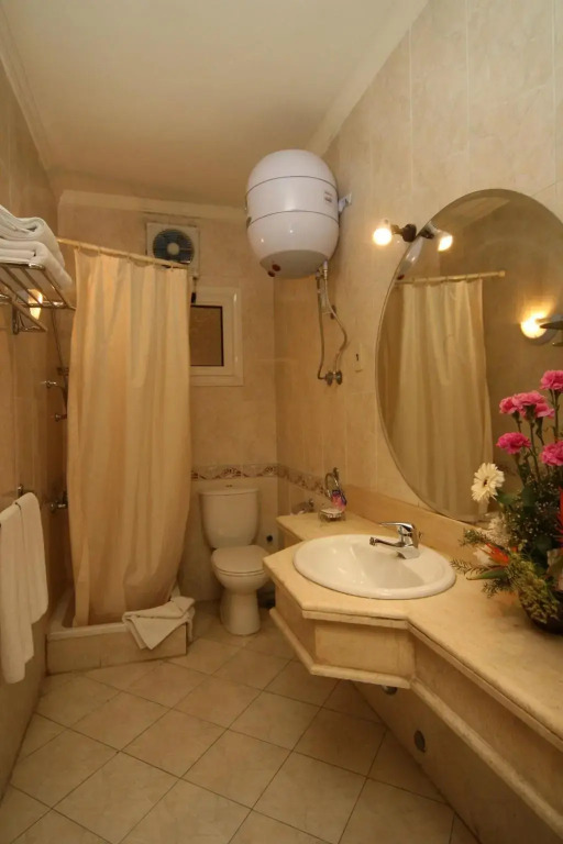 Golden Carven Hotel