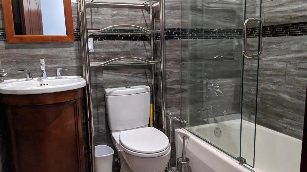 Gorgeous 3 bedroom 2 stops from Times Square and Central Park for Families or Groups with NO SMOKING AND NO PARTIES but Couples and Kids Friendly