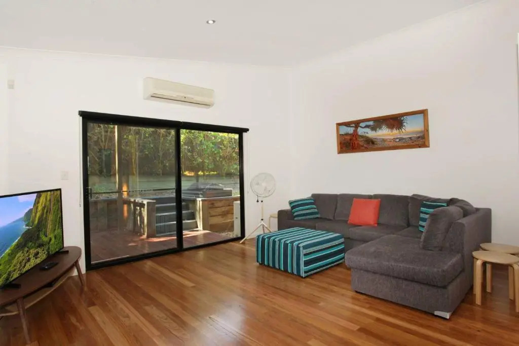252 David Low Way