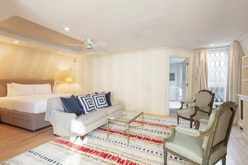 The Heart of Chelsea - Modern & Bright 3BDR Home with Gym, Parking & Patio