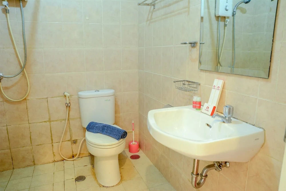 1 Vintage Bedroom at Cosmo Terrace Apartment by Travelio