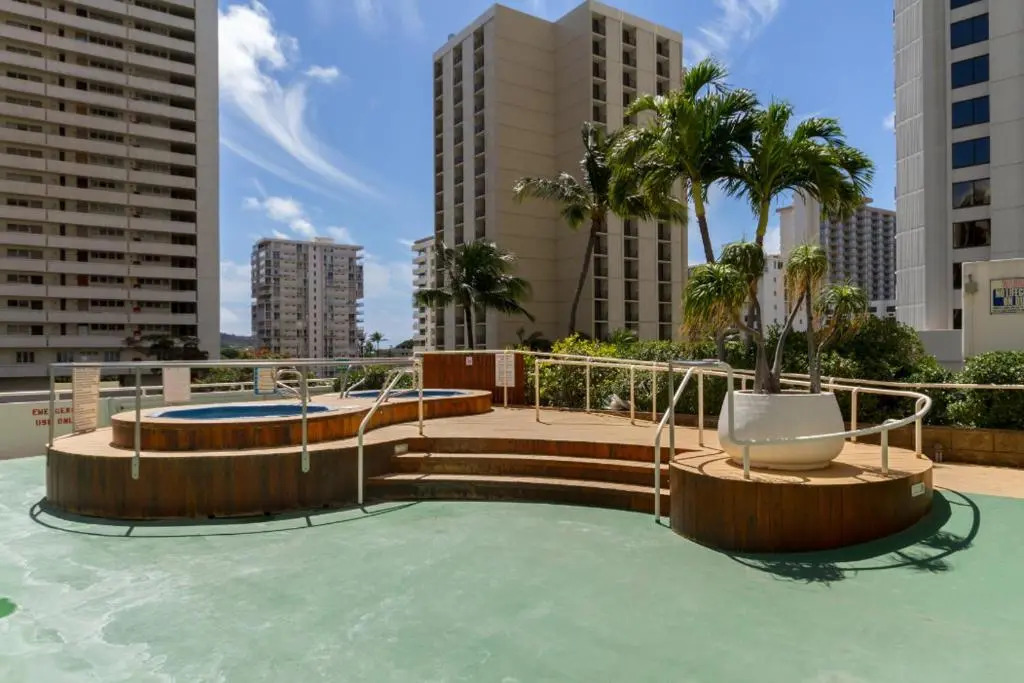 Waikiki Banyan Modern One Bedroom Free Parking