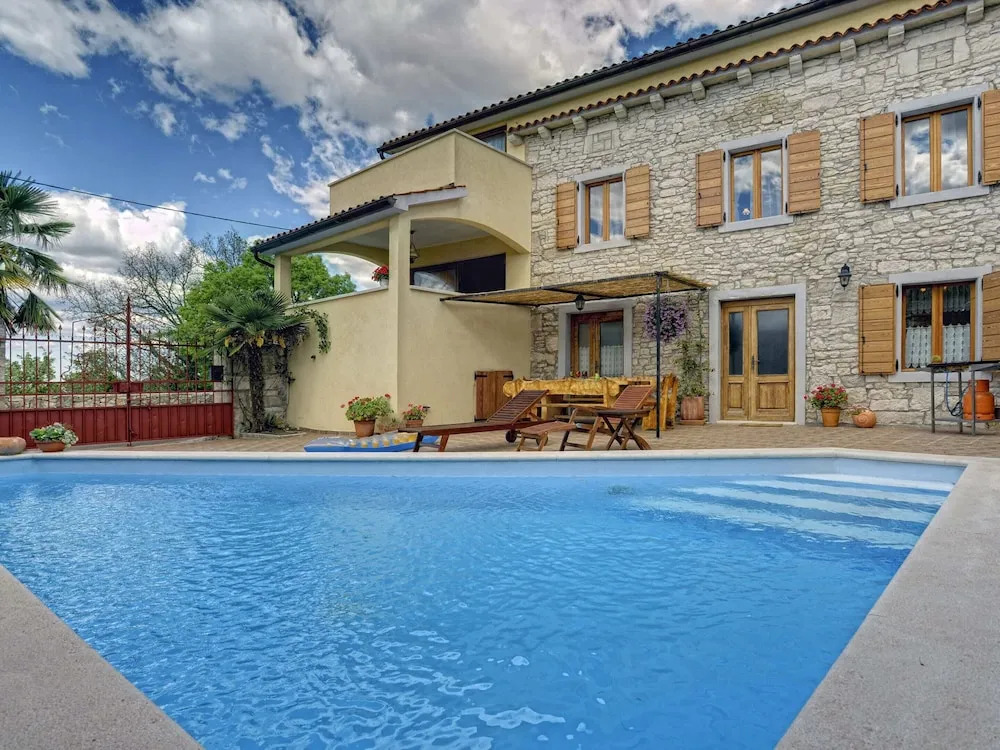 Well Maintained Holiday Home With Private Heated Pool Near the Beach