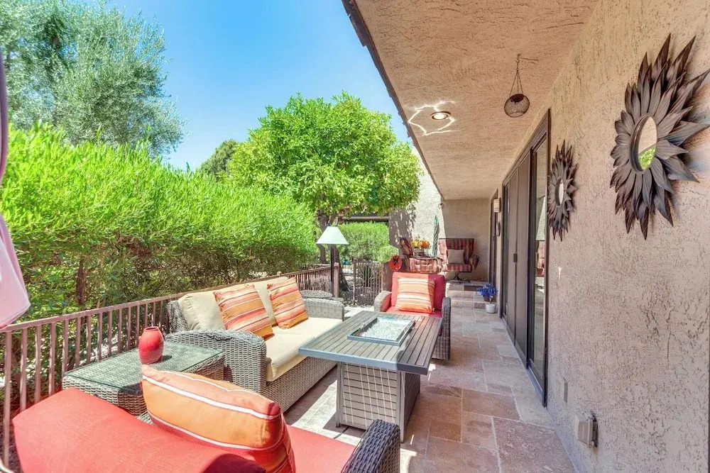 Chic, Walkable Desert Retreat - Private & Serene