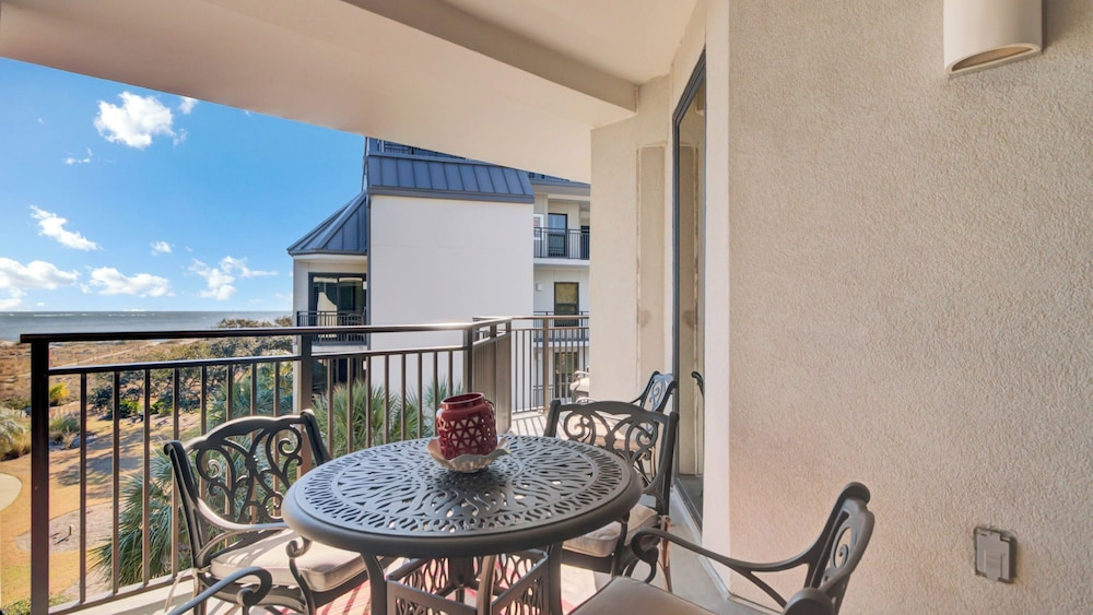 Oceanfront w/ Pool + Beach Access & Balcony View 312 B Shipwatch by Avantstay