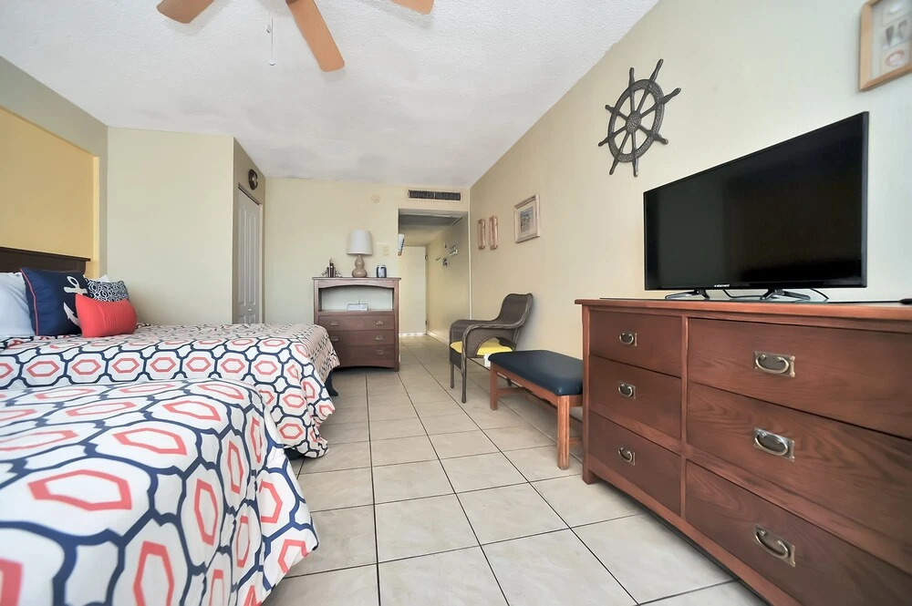 3rd Story Ocreanfront Studio W/views And A Pool 1 Bedroom Apts