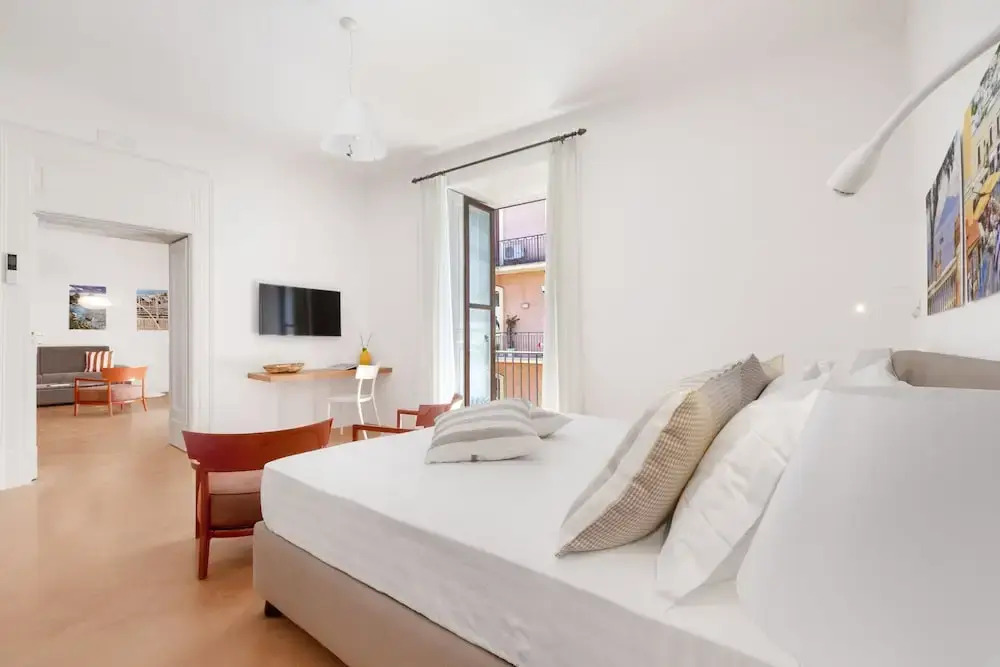 Deluxe Home in Sorrento Old Town with Balconies