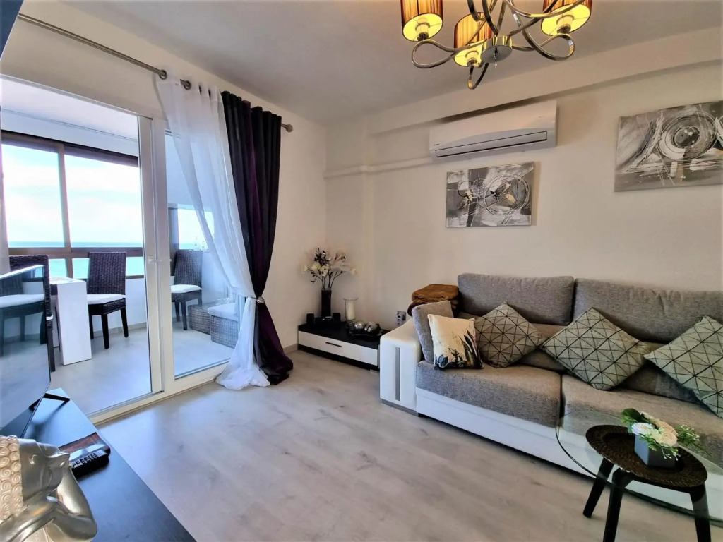 2-Schlafzimmer-Penthouse-Apartment mit frontalem Meerblick