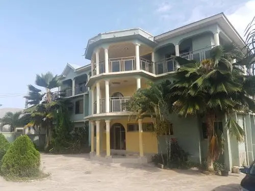 Naayaas Hotel