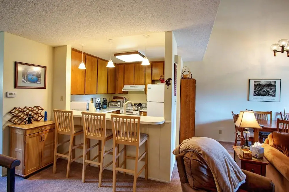 Stellers Jay Lake View  2 Bedroom Condo by RedAwning