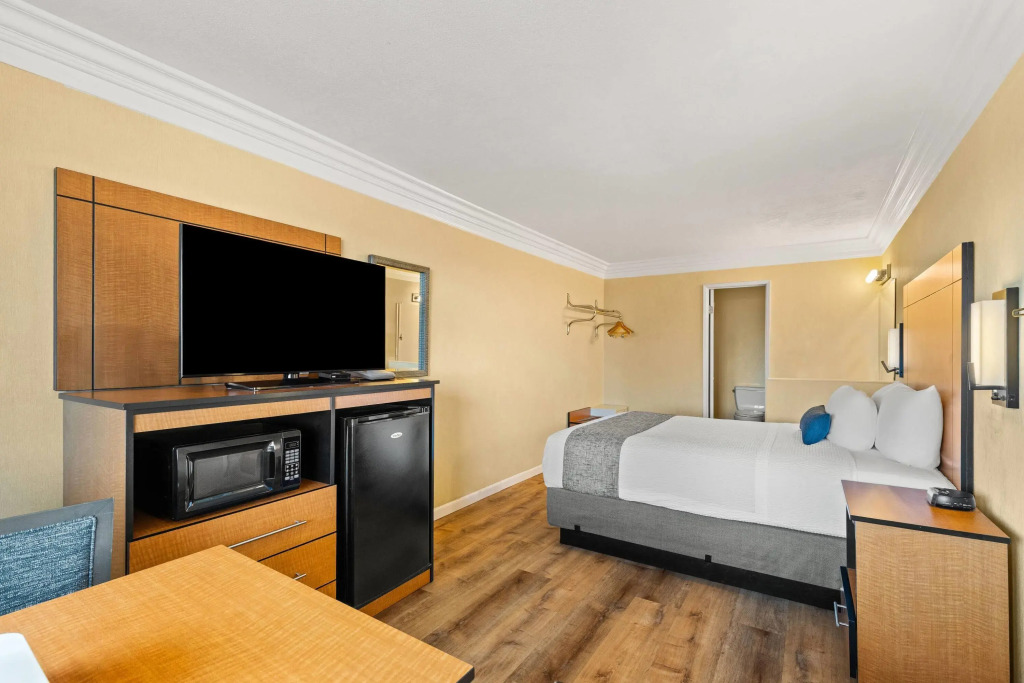 Travelodge by Wyndham San Clemente Beach