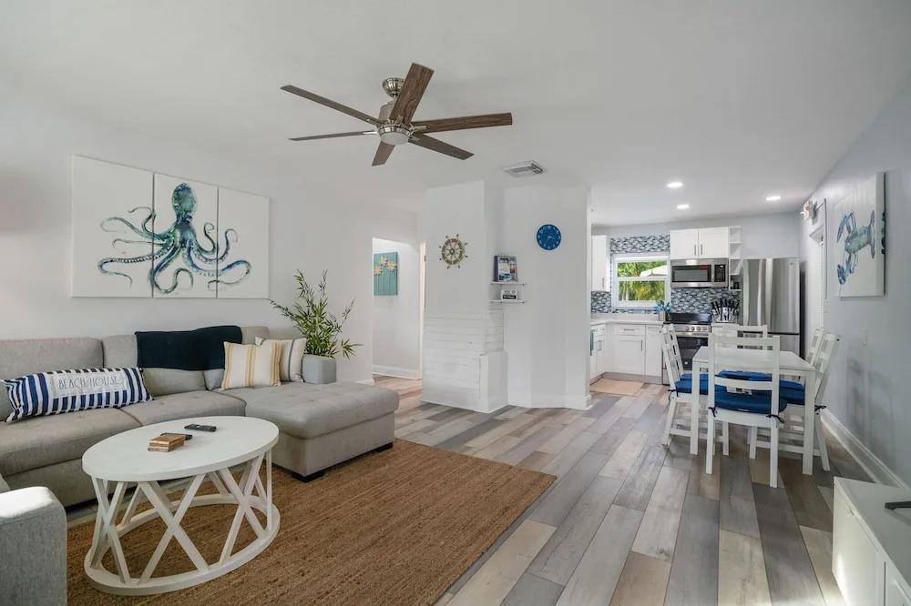 Heated Pool Hot tub Close to Beach Pet Friendly