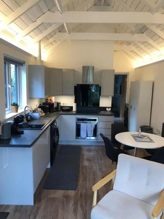 Unique One Bed Contemporary Bungalow Town Centre
