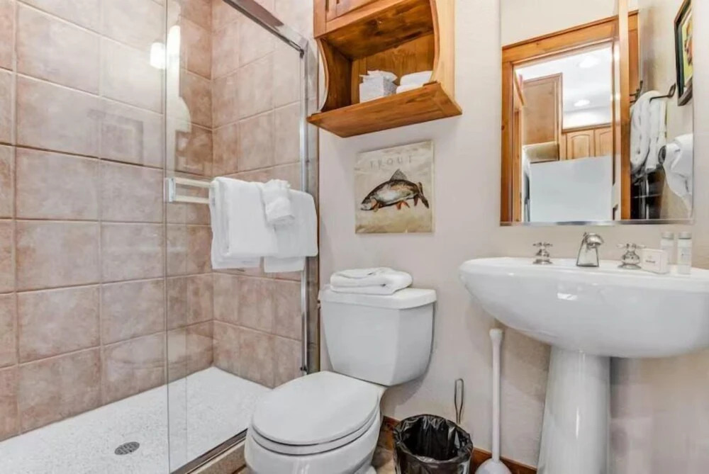 Stylish and Spacious 3-bedroom Townhome Adjacent to Snowflake Lift, With Private hot tub