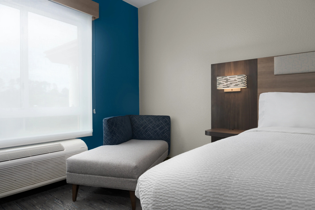 Holiday Inn Express & Suites Alexandria by IHG