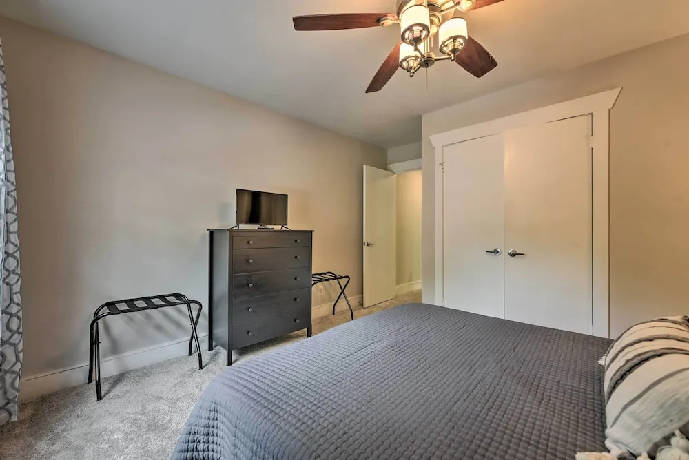 Charlotte Condo w/ Patio: 4 Mi to Downtown!