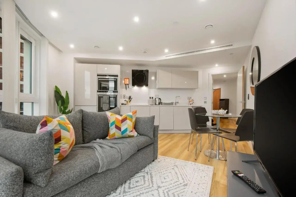Stylish Modern Apartment by Aldgate East Station 3