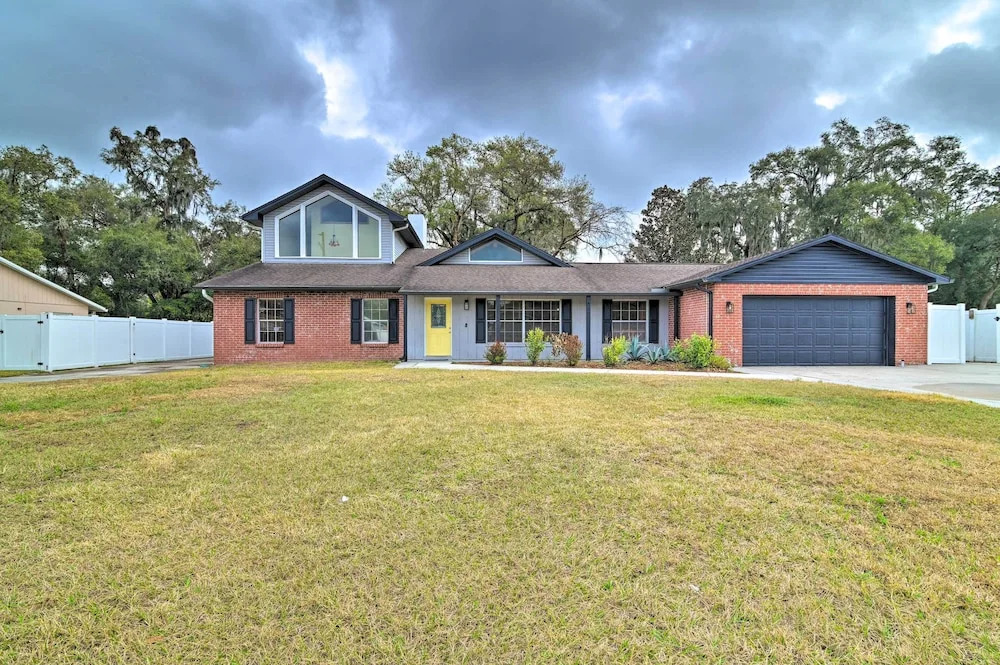 Grand Valrico Home w/ Deck, Fire Pit & Yard!