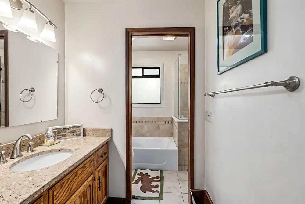 The Big Easy - Lakefront Only 1 mile to Popular Marina Beach! by Yosemite Region Resorts