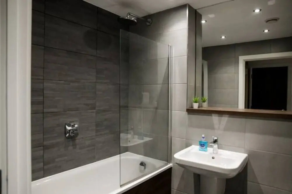 Spacious 2 Bedroom Flat with Balcony Close to Train Station