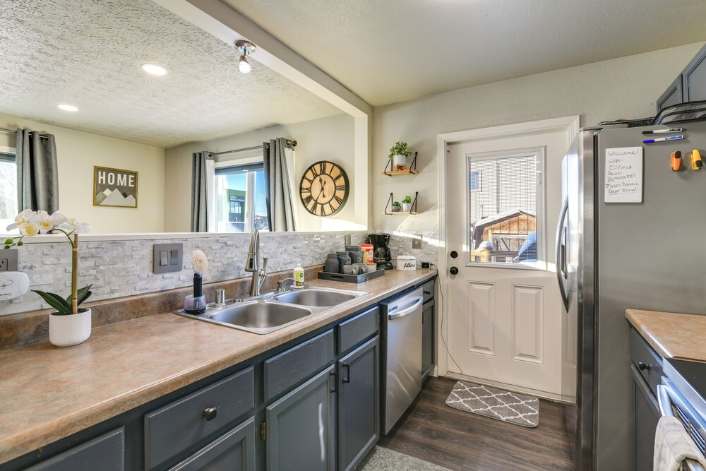 Updated Townhome: Near Airport & Shopping!