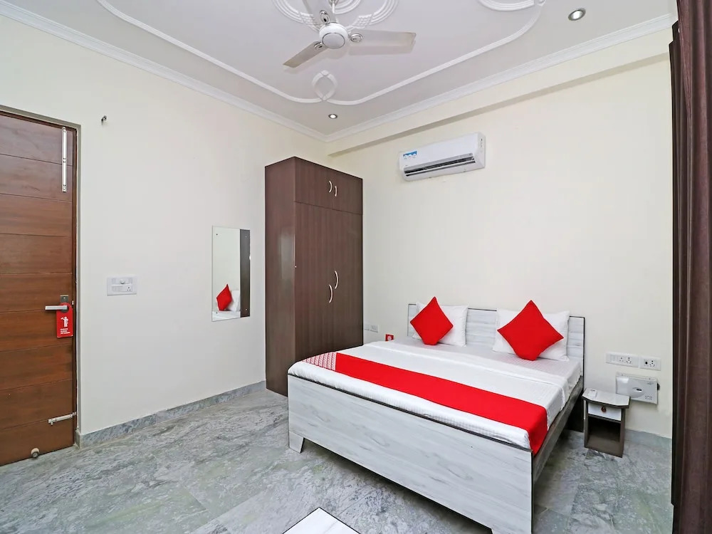OYO 15736 Little Residency