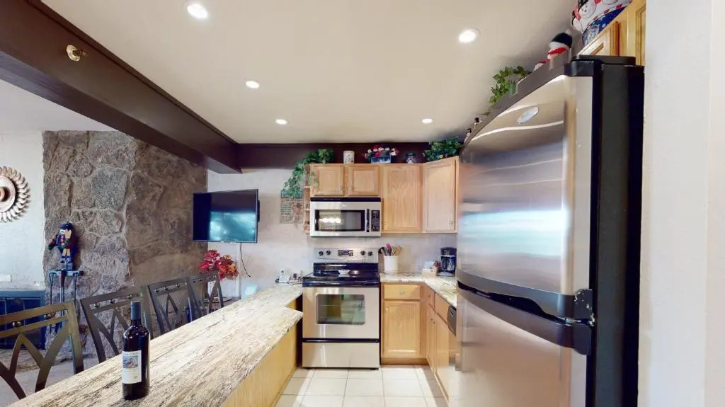 Laurelwood Condominiums Studio Premier Unit 109