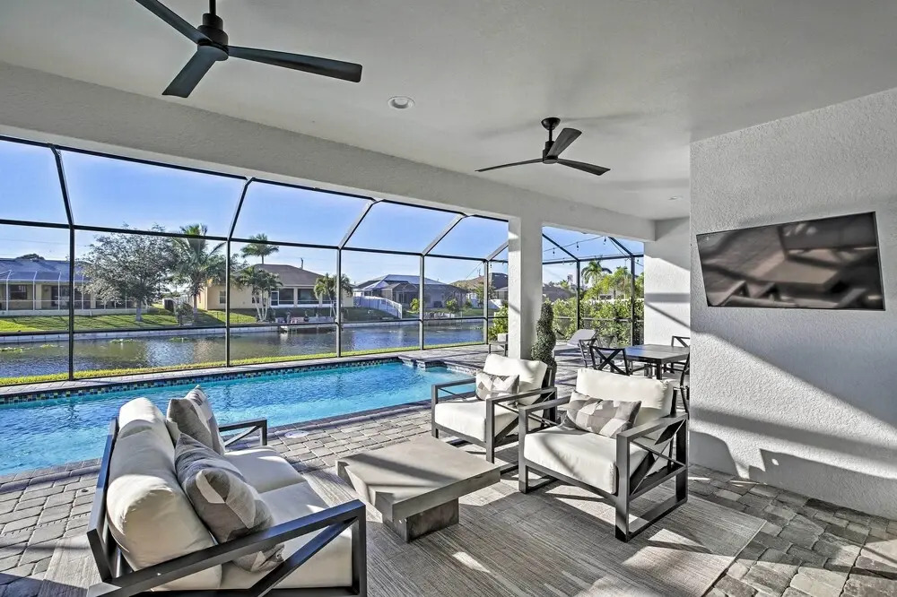 Sun-Seekers Getaway: Lavish Cape Coral Villa