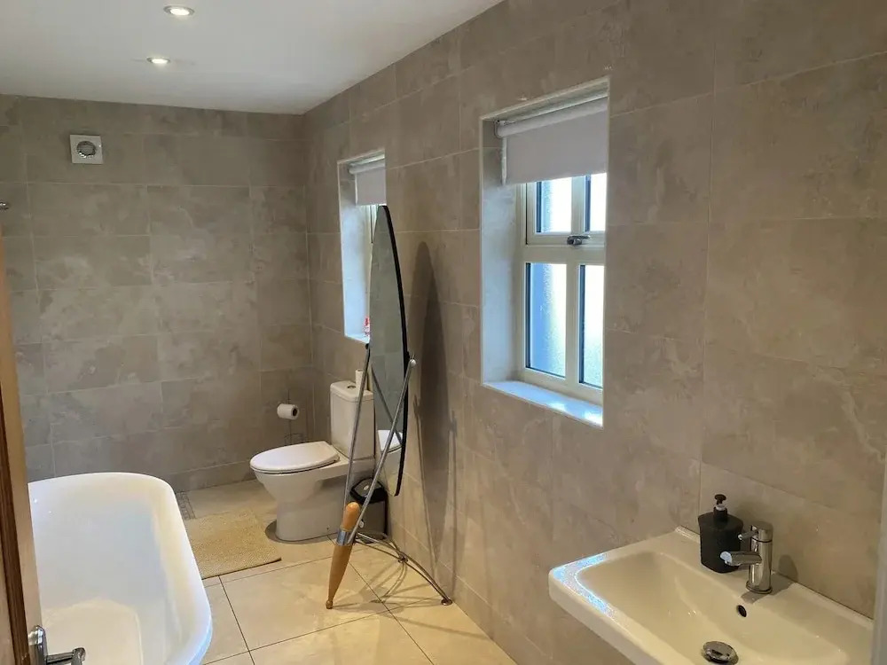 Rostrevor Valley 5-br, Sleeps 10 w/ Hot Tub & View
