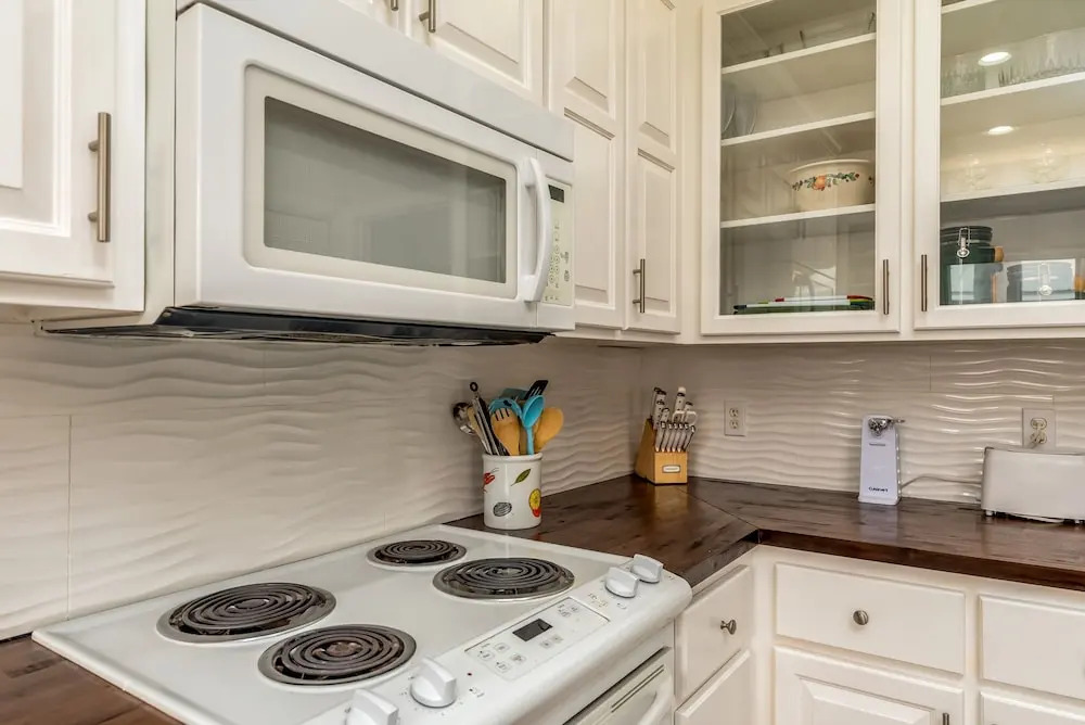 Screamin' Peace 1614 Cadillac 3 Bedroom Home by RedAwning