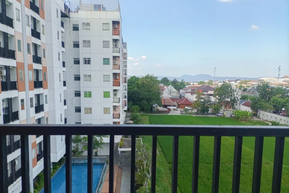 Comfort and Minimalist 1BR at Student Castle Yogyakarta Apartment By Travelio