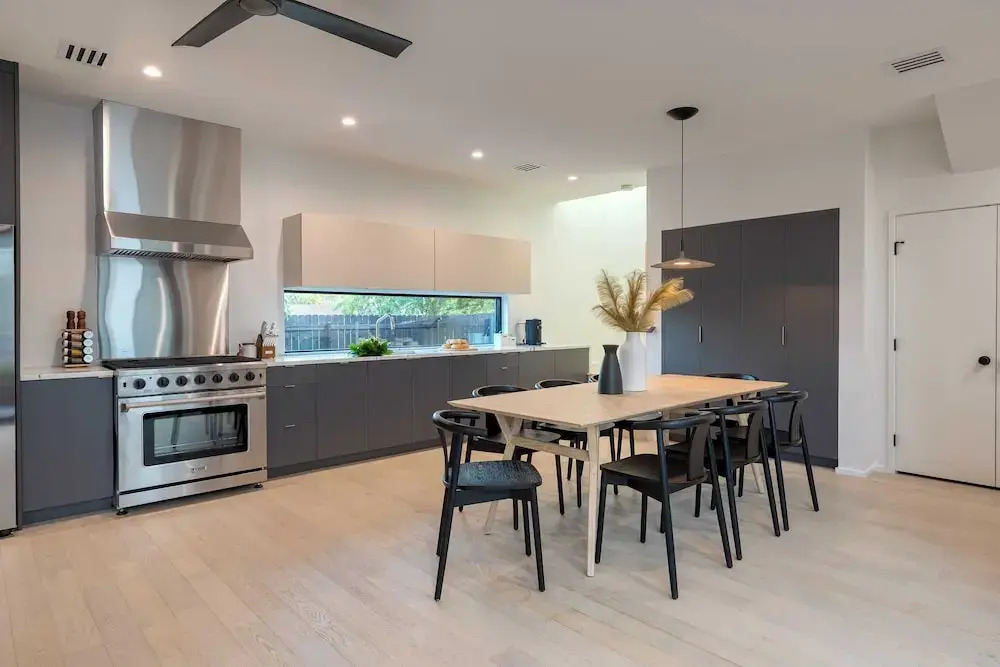 Modern East Austin Home w/ Pool, Near Downtown & Lady Bird Lake Casa 1803 by Avantstay