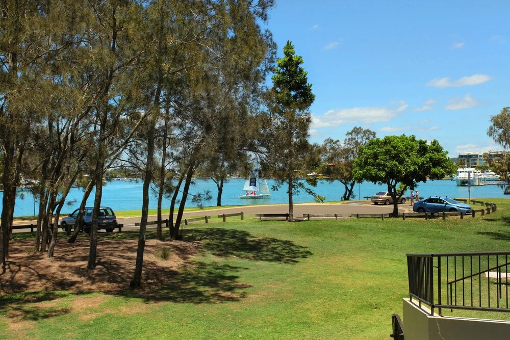 2 bedroom Apt on Parkyn Parade with pool and Air conditioning