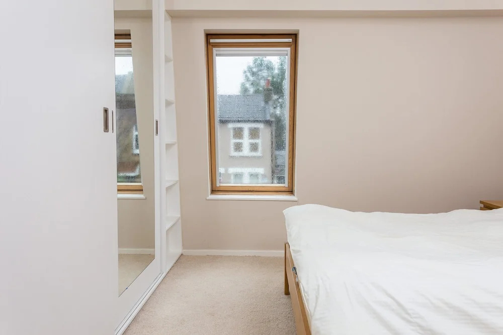 3 Bedroom House near Colliers Wood Sleeps 6
