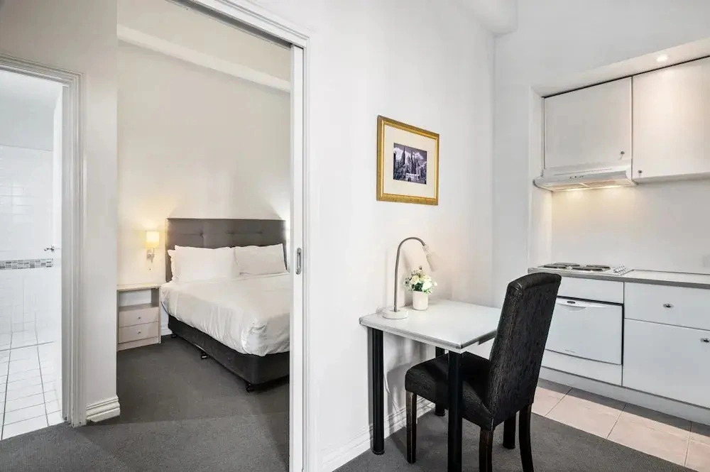 Bright 1-bed Apartment Steps From Collins Street