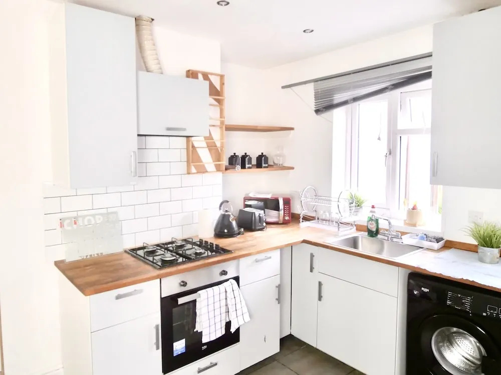 Lovely 6 bed Property Located Within Dudley