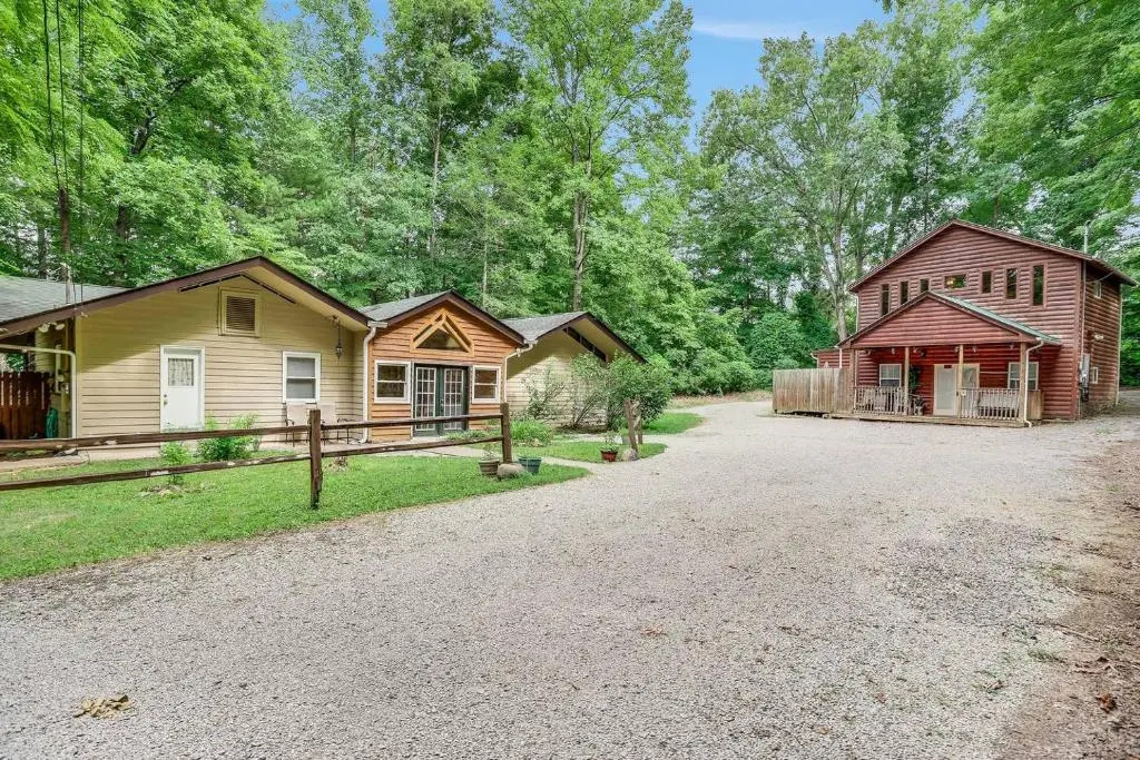 Shady Woods 4 Bedroom Walk to Downtown Hottub