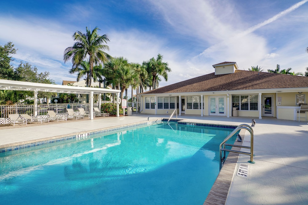 Walk to Canova Beach Park: Couple's Coastal Condo